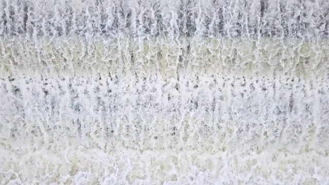 雨后湍急的河流鸟瞰图，有绿色的森林视频素材