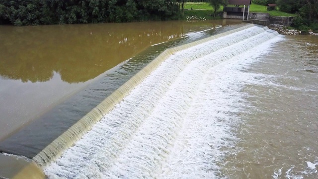 雨后湍急的河流鸟瞰图，有绿色的森林视频素材