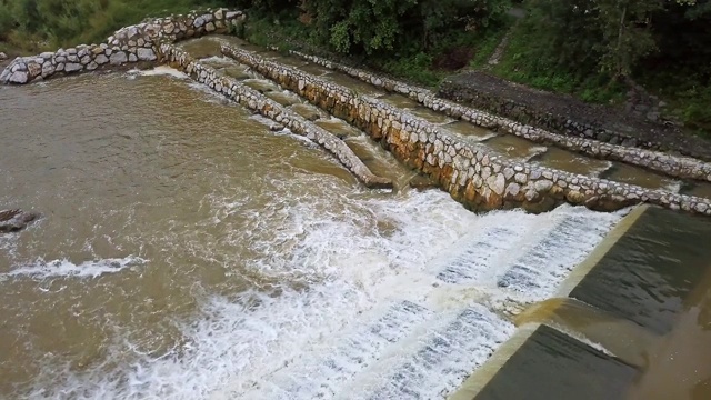 雨后湍急的河流鸟瞰图，有绿色的森林视频素材