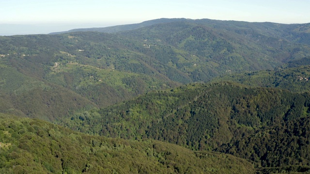 飞越广阔的乡村山区视频素材