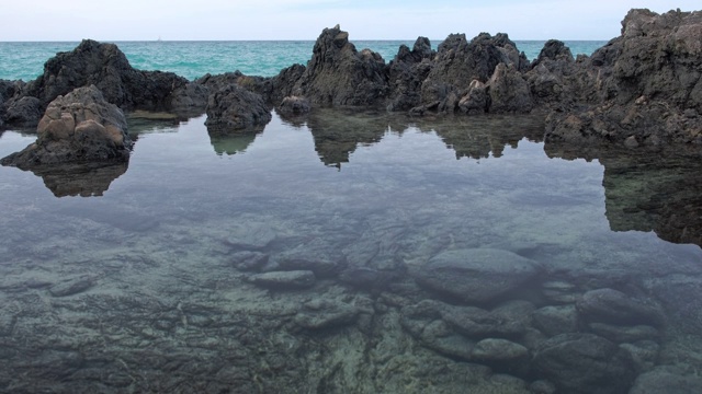 大岛海岸有天然水池。美国夏威夷视频素材