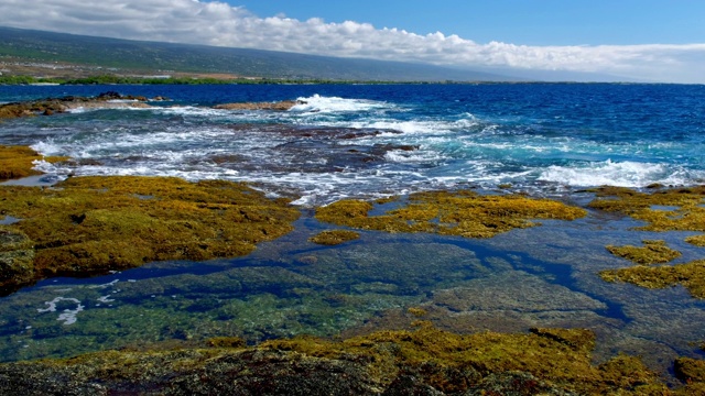 大岛海岸有天然水池。美国夏威夷视频素材