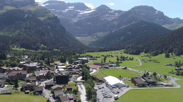 Les Diablerets横向旅行-空中4K视频素材