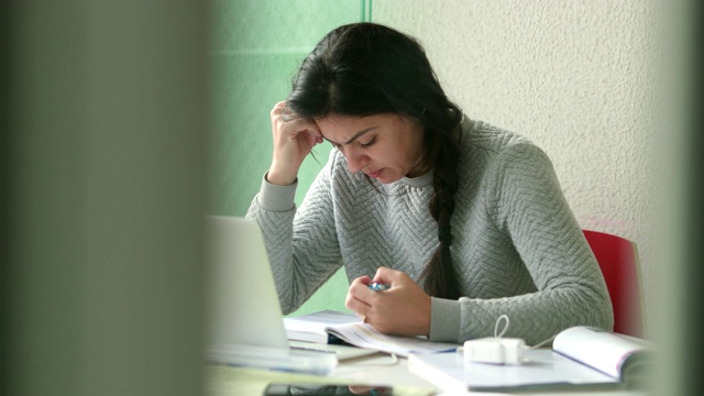 专心女学生在家工作，专心女学生学习视频素材