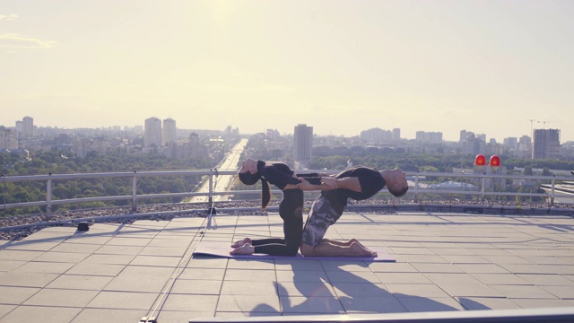 男女运动员一起练习acroyoga，夫妻关系，爱好视频素材