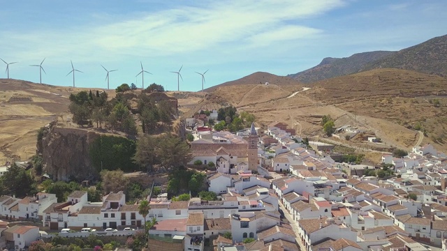 典型的安达卢西亚白人村庄，阿代尔村，位于著名的目的地“El Caminito Del Rey”附近视频素材