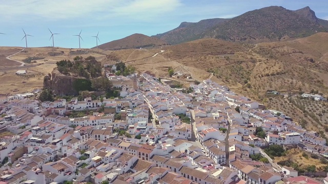 典型的安达卢西亚白人村庄，阿代尔村，位于著名的目的地“El Caminito Del Rey”附近视频素材