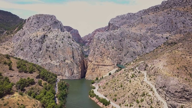 在西班牙马拉加的El Chorro峡谷，“El Caminito del Rey”国王小径的无人机视图视频素材