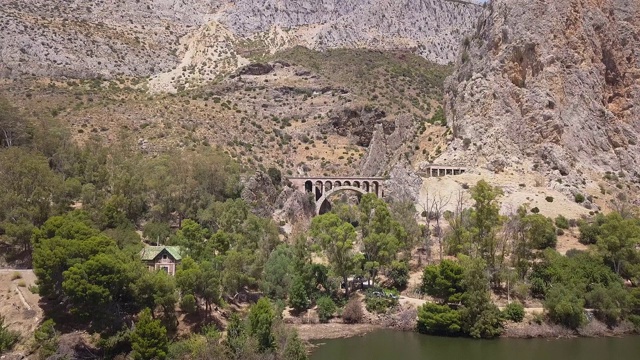 在西班牙马拉加的El Chorro峡谷，“El Caminito del Rey”国王小径的无人机视图视频素材