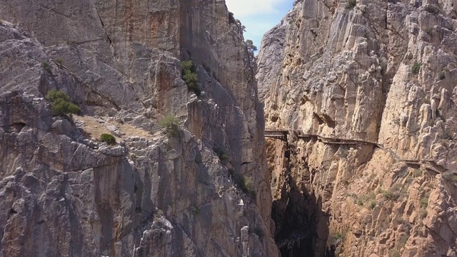 在西班牙马拉加的El Chorro峡谷，“El Caminito del Rey”国王小径的无人机视图视频素材