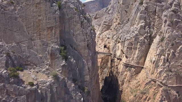 在西班牙马拉加的El Chorro峡谷，“El Caminito del Rey”国王小径的无人机视图视频素材