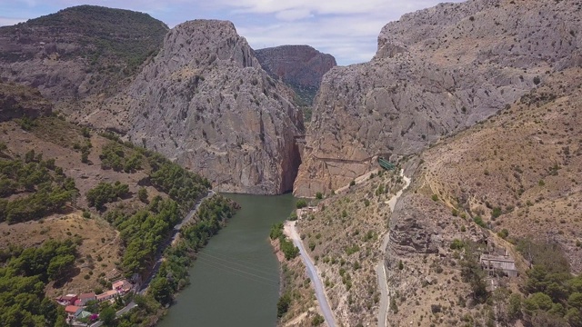 在西班牙马拉加的El Chorro峡谷，“El Caminito del Rey”国王小径的无人机视图视频素材