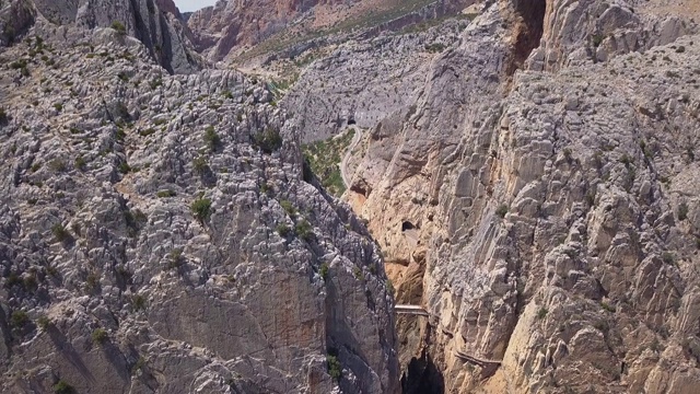 在西班牙马拉加的El Chorro峡谷，“El Caminito del Rey”国王小径的无人机视图视频素材