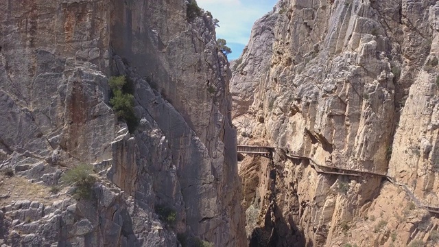 在西班牙马拉加的El Chorro峡谷，“El Caminito del Rey”国王小径的无人机视图视频素材