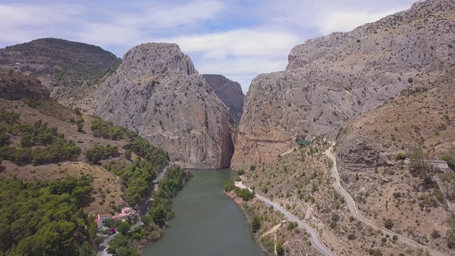 在西班牙马拉加的El Chorro峡谷，“El Caminito del Rey”国王小径的无人机视图视频素材