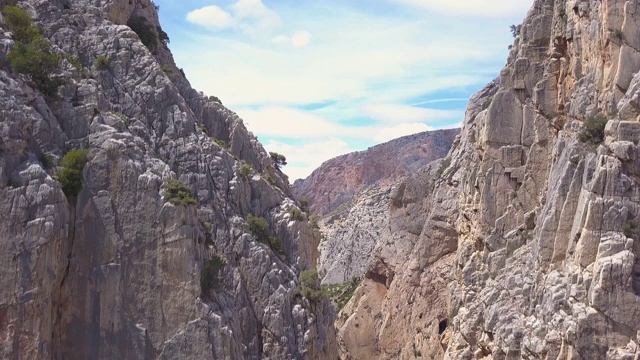 在西班牙马拉加的El Chorro峡谷，“El Caminito del Rey”国王小径的无人机视图视频素材