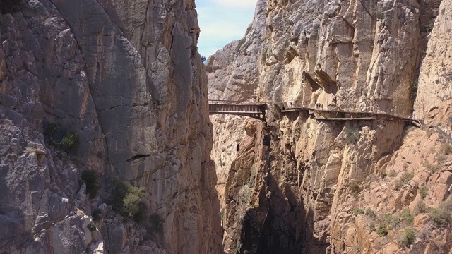 在西班牙马拉加的El Chorro峡谷，“El Caminito del Rey”国王小径的无人机视图视频素材