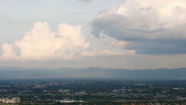 从Phra That Doi Kham寺庙，泰国清迈省顶视图;平移运动视频素材