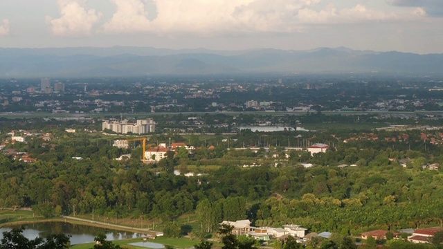 从Phra That Doi Kham寺庙，泰国清迈省顶视图;改变运动视频素材