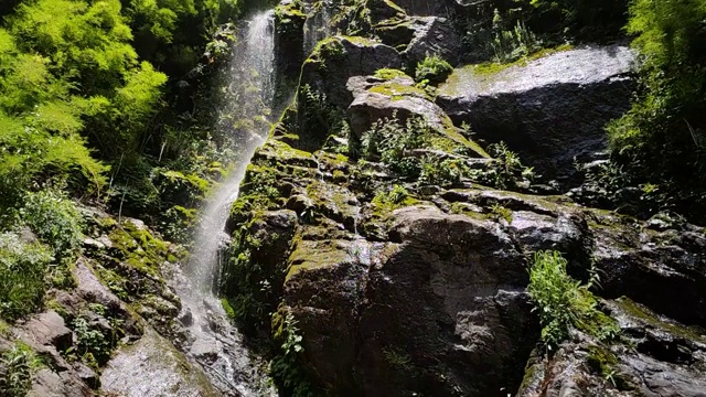 在Kedarnath，北阿坎德邦，印度Kedarnath山上看到的瀑布视频素材