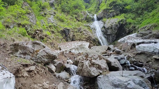 在Kedarnath，北阿坎德邦，印度Kedarnath山上看到的瀑布视频素材