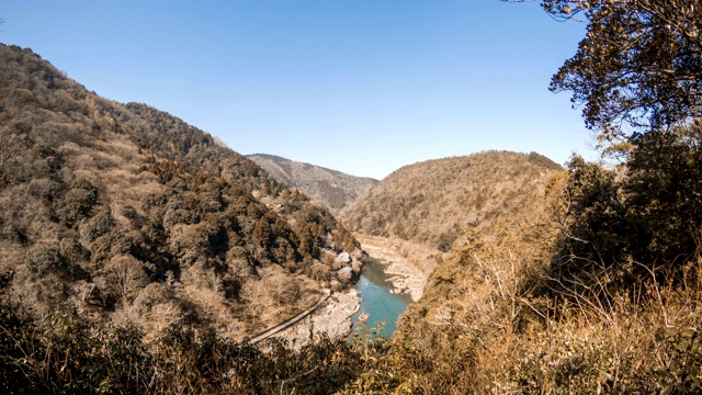 秋水穿过褐色山谷的山峦，美丽的风景时光流逝视频素材