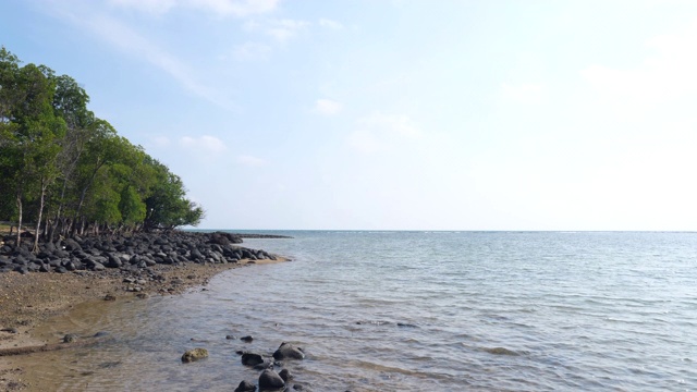 热带海和岩石海滩与波浪破碎视频素材