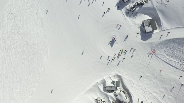 阿尔卑斯山滑雪者的鸟瞰图视频素材