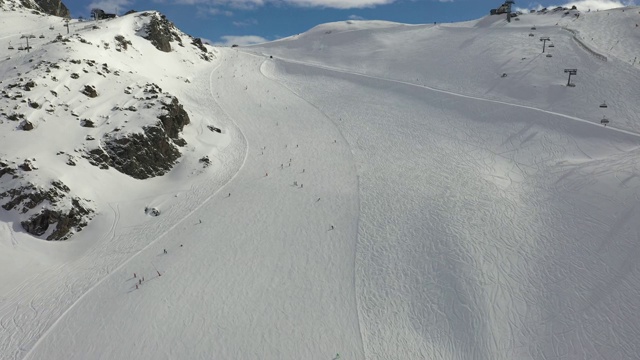 阿尔卑斯山滑雪者的鸟瞰图视频素材