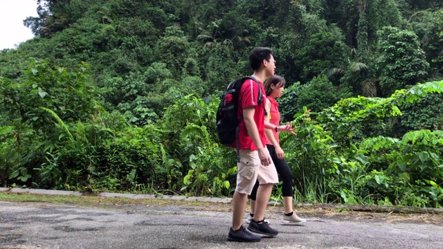 两个亚洲华人朋友在丛林中探险和散步视频素材