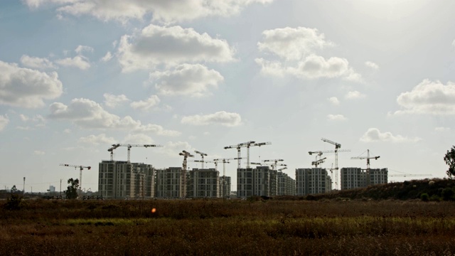 大型建筑工地，许多起重机在建筑物上工作视频素材