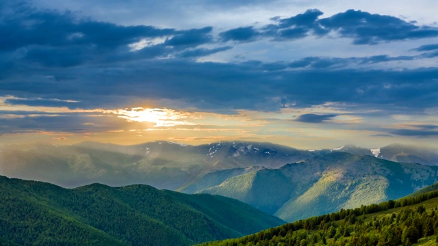 翠绿的山谷在夕阳下，旅行时光流逝的景象视频素材