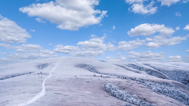 山下一层雪，天空多云，冬天山上时光流逝的景象视频素材