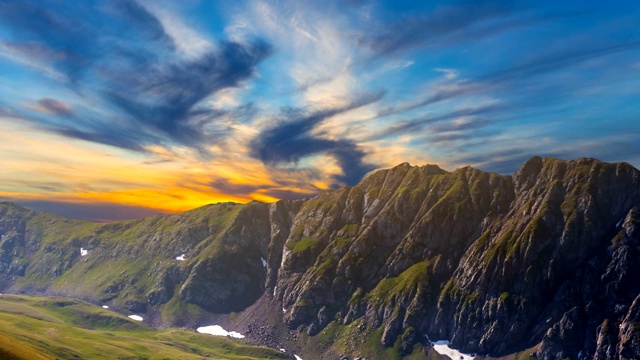 翠绿的山谷在夕阳下，旅行时光流逝的景象视频素材