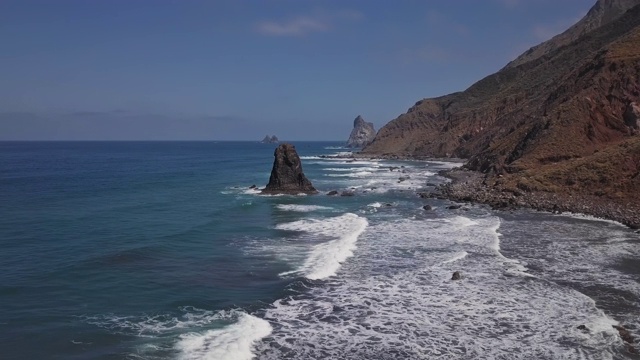 遥远的贝尼霍海滩(Playa de Benijo)航拍全景图，特内里费，加那利群岛，西班牙。视频素材