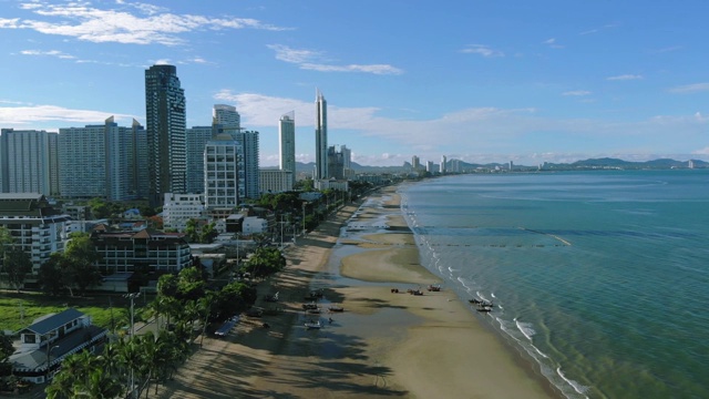 鸟瞰图/芭堤雅的海景和海滩，由于新冠肺炎疫情的爆发，芭堤雅关闭了国家，没有游客。视频素材