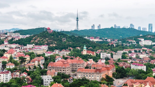 高角度的城市景观在青岛老城，山东，中国视频素材