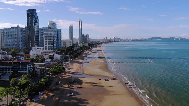 鸟瞰图/芭堤雅的海景和海滩，由于新冠肺炎疫情的爆发，芭堤雅关闭了国家，没有游客。视频素材