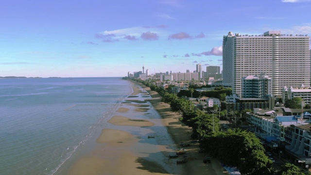 鸟瞰图/芭堤雅的海景和海滩，由于新冠肺炎疫情的爆发，芭堤雅关闭了国家，没有游客。视频素材