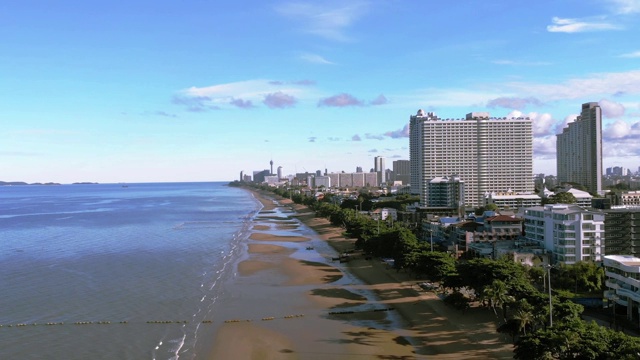 鸟瞰图/芭堤雅的海景和海滩，由于新冠肺炎疫情的爆发，芭堤雅关闭了国家，没有游客。视频素材