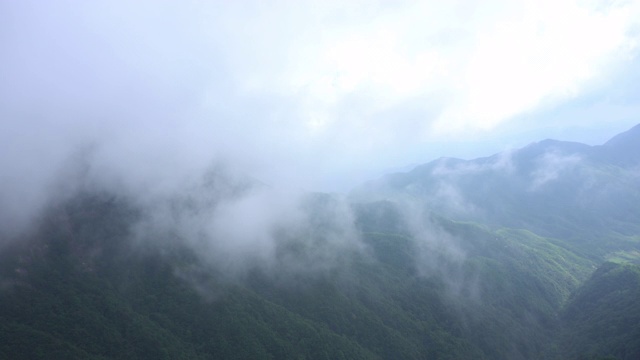 夏天山峰，云流视频素材