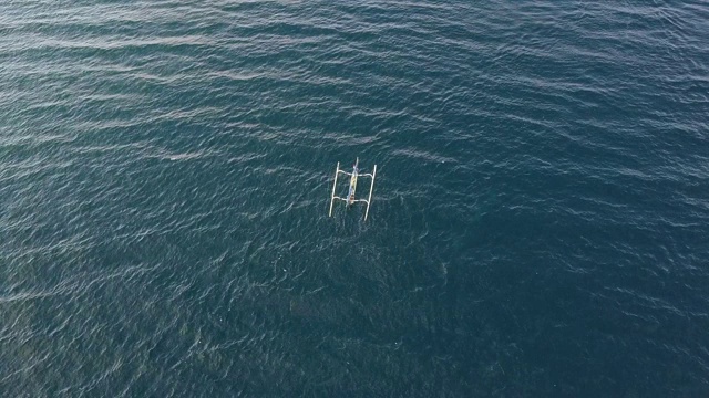 鸟瞰图亚洲旅游船快速移动在海浪的海洋在夏天的一天视频素材