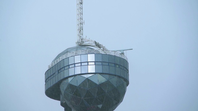 海港交通管制塔的近视图在一个雨天的天空背景视频素材