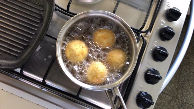 芝士馅煎丸子，传统法式肉饼视频素材