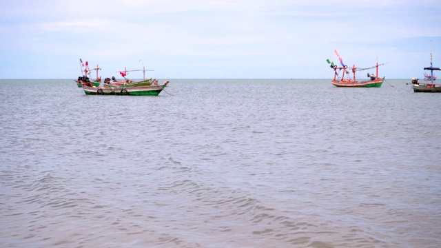 小渔船在波涛汹涌的海面上航行视频素材