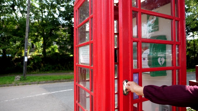 英国乡村红色电话亭里的除颤器视频素材