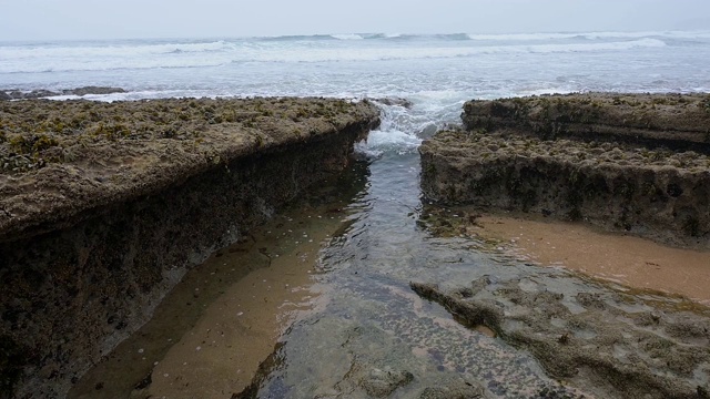 葡萄牙沙滩上的波浪视频素材