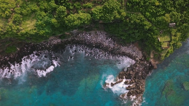 空中:令人惊叹的海景悬崖，郁郁葱葱的绿色植物和纯净的海洋视频素材