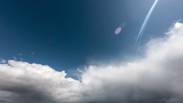 雨云飞快地飞走了，蔚蓝的天空变成了，时光流逝视频素材