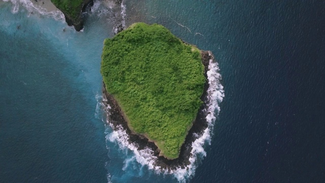 鸟瞰图，蔚蓝色的海洋中，美丽的小岛郁郁葱葱视频素材